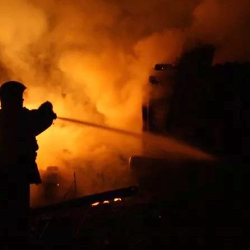 Incendiu devastator în comuna Baru: două tractoare și motocultoare distruse