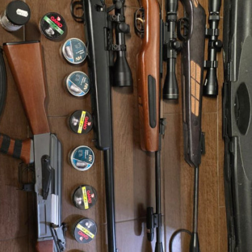 Autoritățile române efectuează percheziții în întreaga țară pentru arme cumpărate ilegal