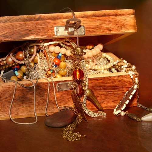 Peste 11 kilograme de bijuterii fără acte de proveniență confiscate de poliție