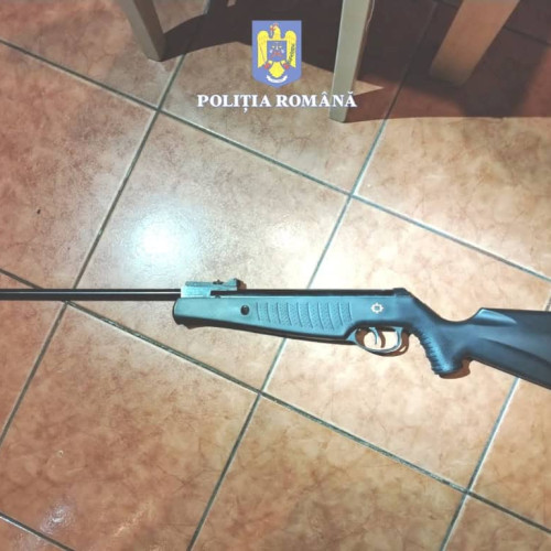 Percheziții în Alba: polițiștii confiscă arme și proiectile deținute ilegal