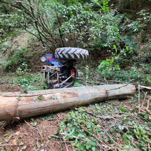 Tractor răsturnat în comuna Voinești, un bărbat a fost declarat decedat