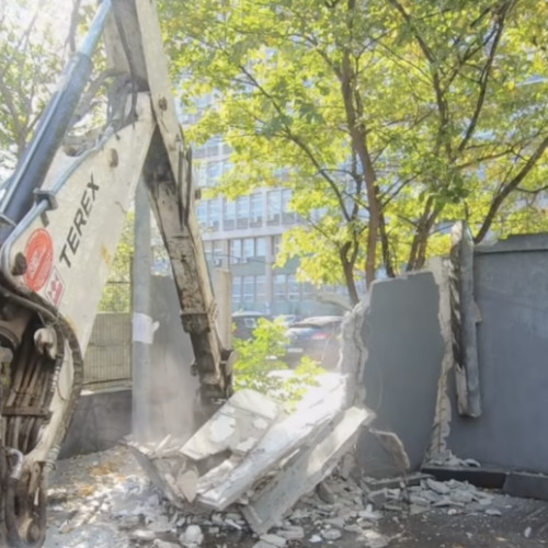 Zid de beton demolat în Sectorul 2 pentru a asigura circulația liberă