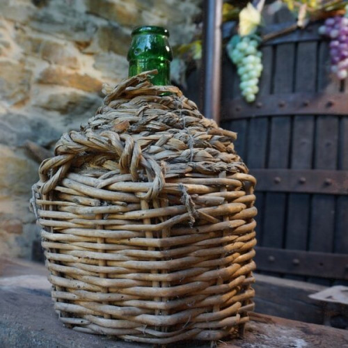 Furt de damigene cu vin la Horodniceni