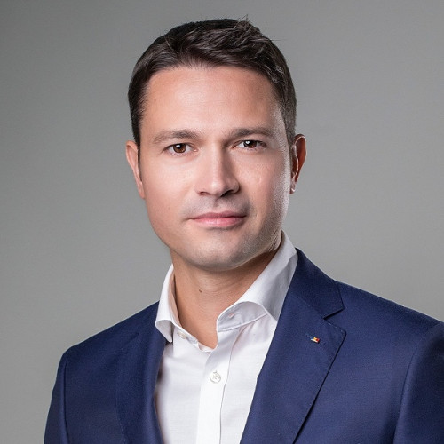 Scandal politic: Robert Sighiartau acuză PSD și UDMR de manipulări în favoarea lui Marcel Ciolacu