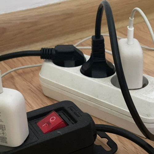 De ce este important să deconectezi încărcătoarele din priză când nu sunt utilizate