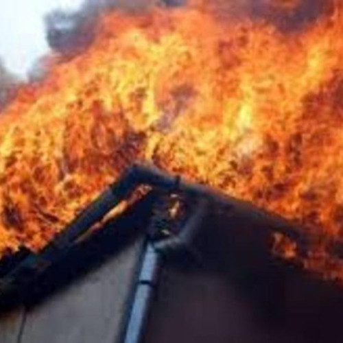 Incendiu la acoperișul unei case pe strada Carierei din Brașov