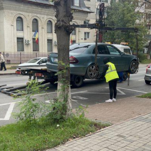 Politistii locali ridică un autorurism parcat ilegal pe Strada Marchian
