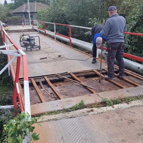 Autoritățile din Teiuș renovează podul "de la Hazi"