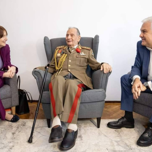 Vizită la un veteran de război: ministrul Apararii și ambasadoarea SUA onorează un erou al celui de-Al Doilea Război Mondial