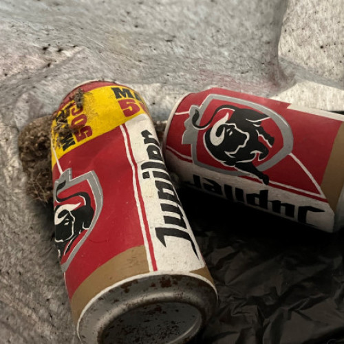 Cutii goale de bere, considerate operă de artă, aruncate din greșeală la gunoi