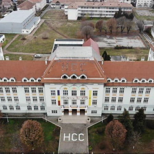 Klaus Iohannis decorează două unități de învățământ din județul Alba