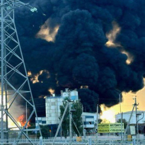 Incendiu devastator la un terminal petrolier din Crimeea, peste o mie de civili evacuati