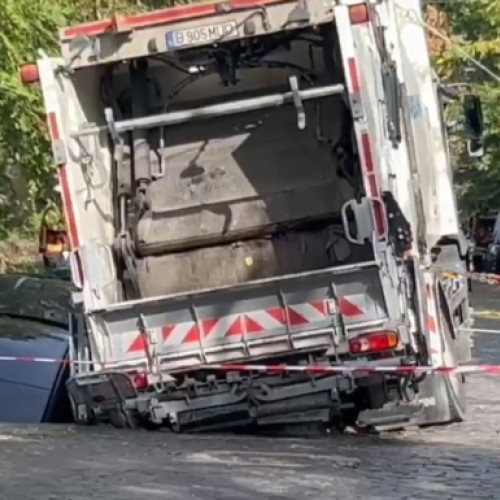 Incident grav în Capitală: o mașină a fost înghițită de o groapă