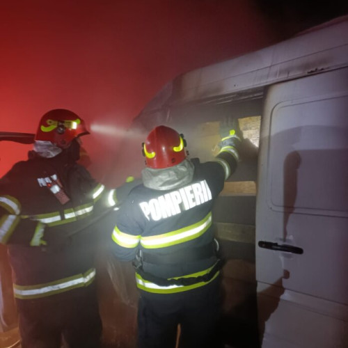 Autoutilitara unei firme de lactate a ars din cauza unui scurt-circuit electric