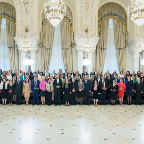 Klaus Iohannis decorează unități de învățământ de Ziua Mondială a Educației