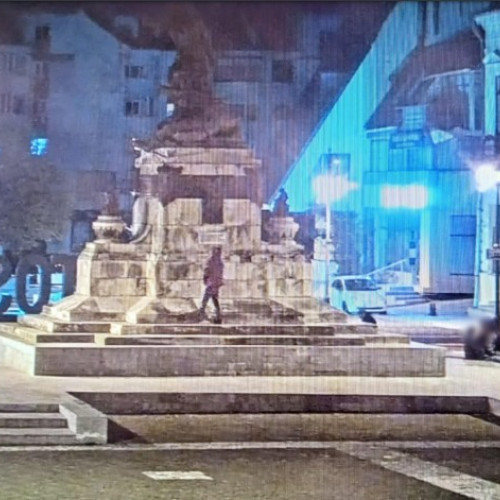 Un tânăr de etnie romă, surprins în timp ce își face nevoile pe un monument din Centrul Istoric