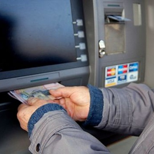 Persoană identificată pentru însușirea unei sume de bani uitate la bancomat