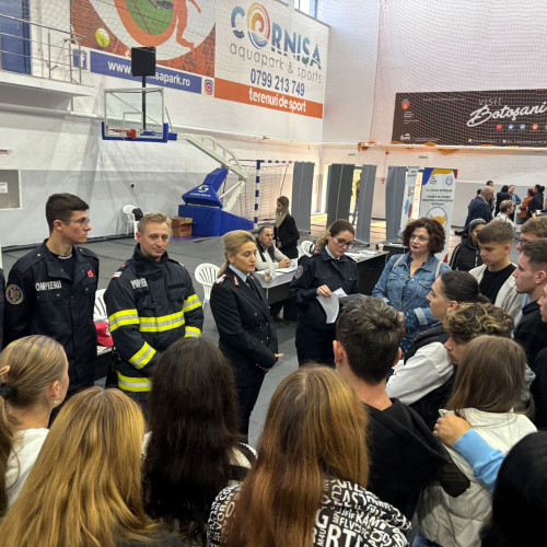 Tinerii de la Bursa locurilor de muncă pentru absolvenți află despre carierele de salvator