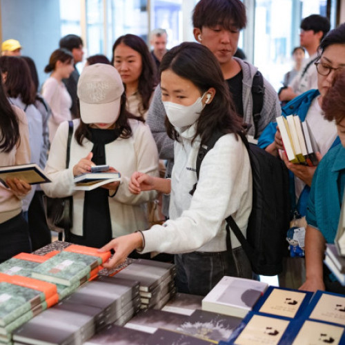 Sud-coreezii își doresc cărțile lui Han Kang, după câștigarea premiului Nobel pentru Literatură