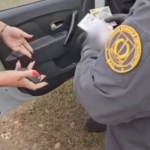 Suceveanca prinsă în timp ce oferea mită polițiștilor din Botoșani