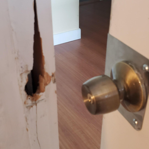 Amenințări și distrugeri în Brașov: un bărbat reținut pentru 24 de ore