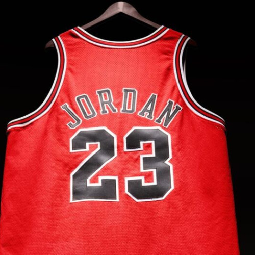 Tricoul lui Michael Jordan, scos la licitație de Sotheby's cu o valoare estimată între 4 și 6 milioane de dolari