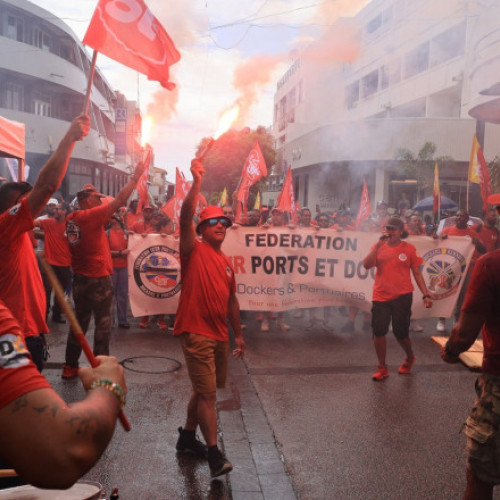 MAE avertizează românii cu privire la călătoriile în Martinica, unde a fost instituită starea de asediu