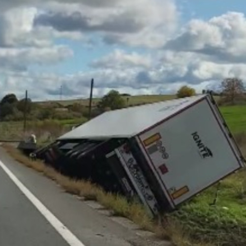 Accident rutier la Cluj: un TIR s-a răsturnat
