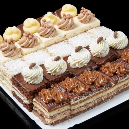 Târg caritabil de prăjituri organizat de ASCOR Cluj-Napoca