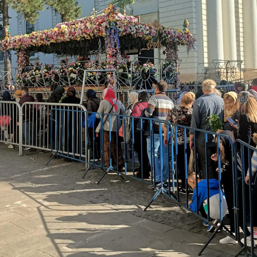 Credincioșii din Botoșani au venit în număr mare să se închine la moastele Sfintei Parascheva