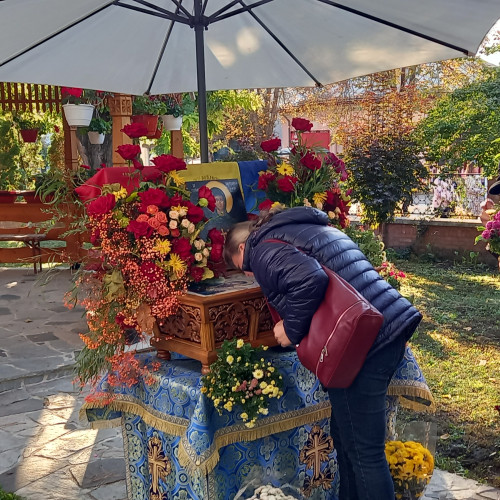 Mii de credincioși s-au închinat la veșmintele Cuvioasei Parascheva în Botoșani