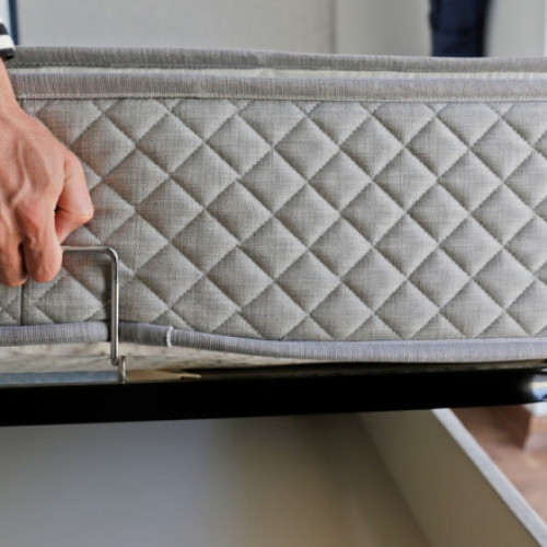 O femeie din Anglia a murit după ce un pat ottoman defect i-a căzut pe gât