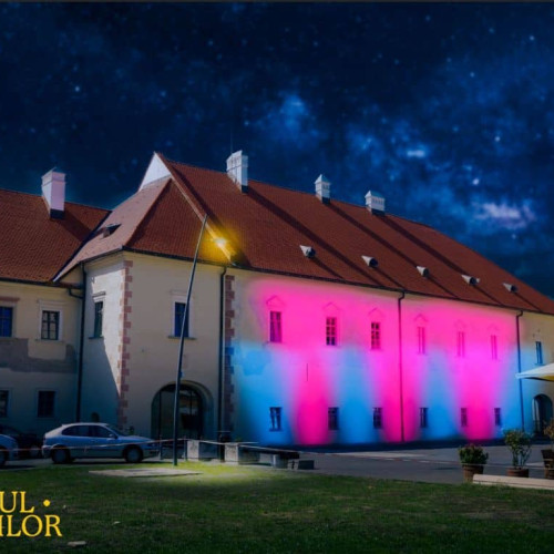 Palatul Principilor Transilvaniei și Poarta a III-a Cetății din Alba Iulia se iluminează în roz și bleu pentru Ziua Părinților de Îngeri
