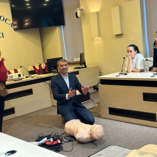 Curs de prim ajutor la Baia Mare, condus de instructorul Vasile Vlasin