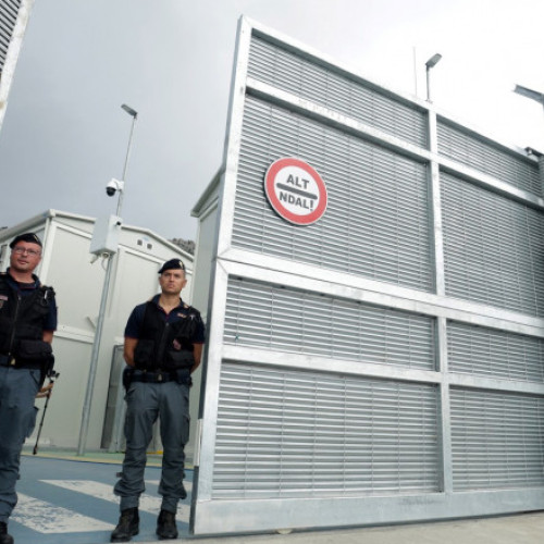 Italia trimite migranți în Albania pentru procesarea cererilor de azil