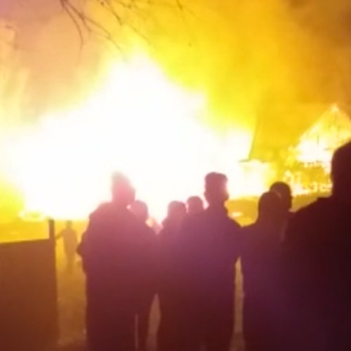 Patru bărbați spitalizați după un accident provocat de folosirea benzinei pentru aprinderea focului