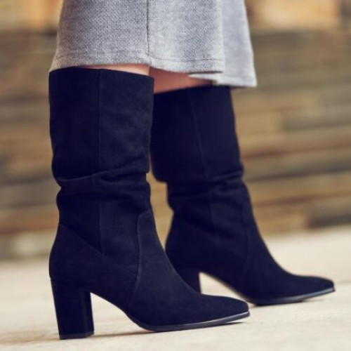 Ghetele din piele întoarsă: alegerea perfectă pentru toamna acestui an