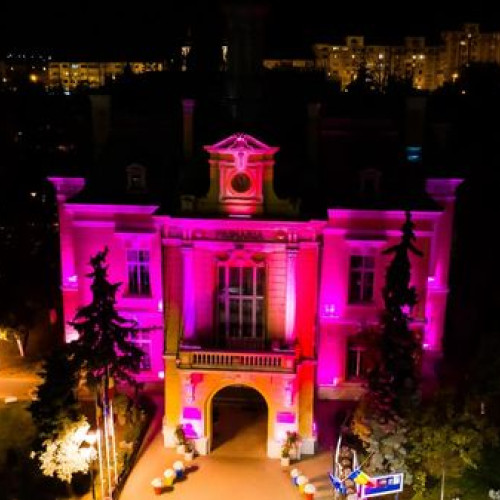 Fatada Primăriei Botoșani va fi iluminată în semn de solidaritate cu părinții îndoliați