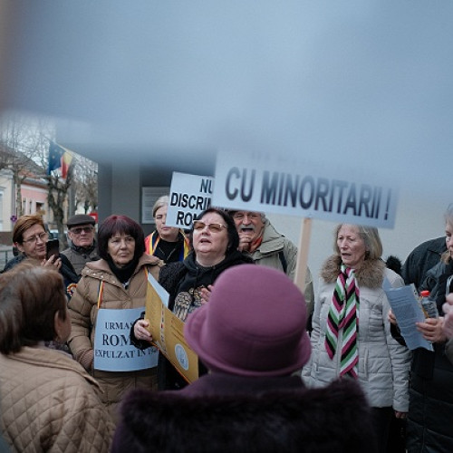 Protest al Asociației Românilor Refugiați și Expulzați în 1940 în fața Prefecturii Satu Mare