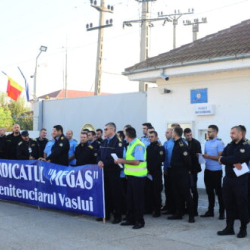 Protest al polițiștilor de penitenciare din Craiova și Vaslui
