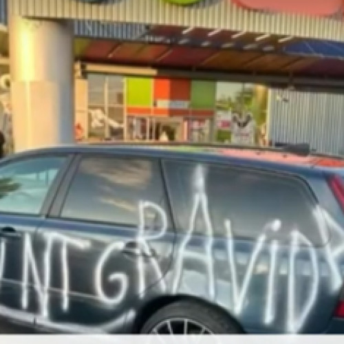 Mașină vandalizată în parcarea unui centru comercial din Brăila