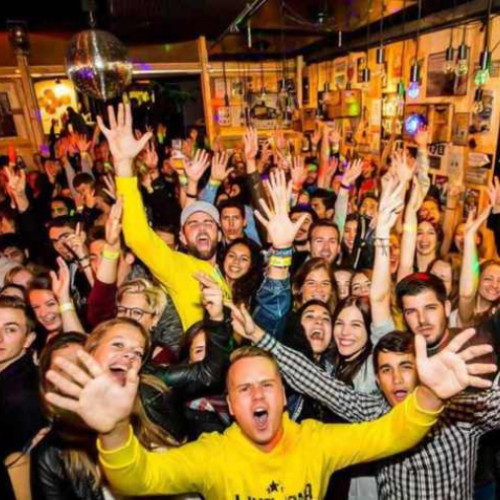 Praga intenționează să interzică tururile ghidate prin baruri după lăsarea întunericului