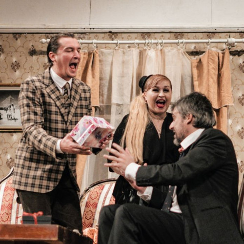 Teatrul "Mihai Eminescu" invită bătățenii la spectacolul "Bani din cer"