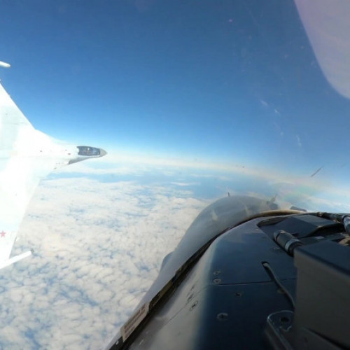 O cometă rară fotografiată dintr-un avion militar rusesc SU-35