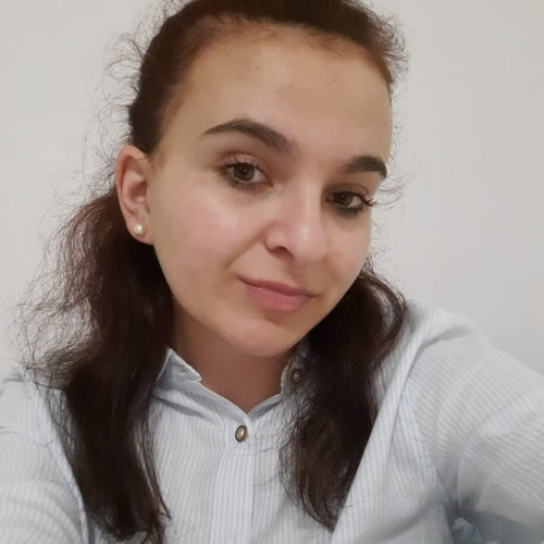 Drama unei tinere de 20 de ani care luptă cu scolioza