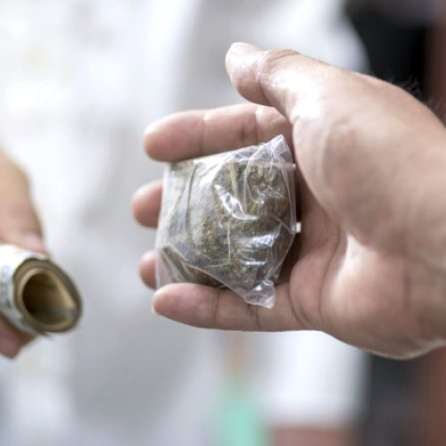 Ancheta unui tânăr din Hunedoara pentru trafic de droguri