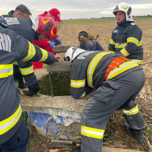 Pompierii din Roman intervin pentru salvarea unei persoane căzute într-o fântână
