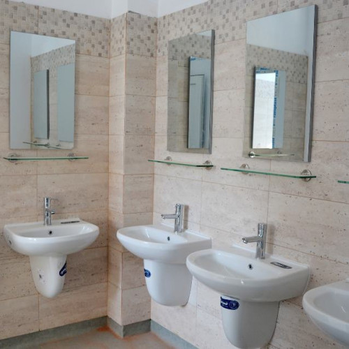 O școală și o grădiniță din Alba primesc fonduri guvernamentale pentru amenajarea grupurilor sanitare