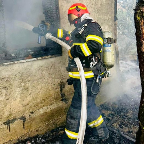 Incendiu stins de pompieri într-o casă nelocuită din Vărăști