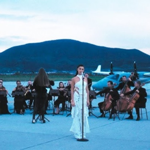 Alina Eremia lansează melodia "Dacă ar fi pentru o zi" pe Aeroportul Internațional Brașov